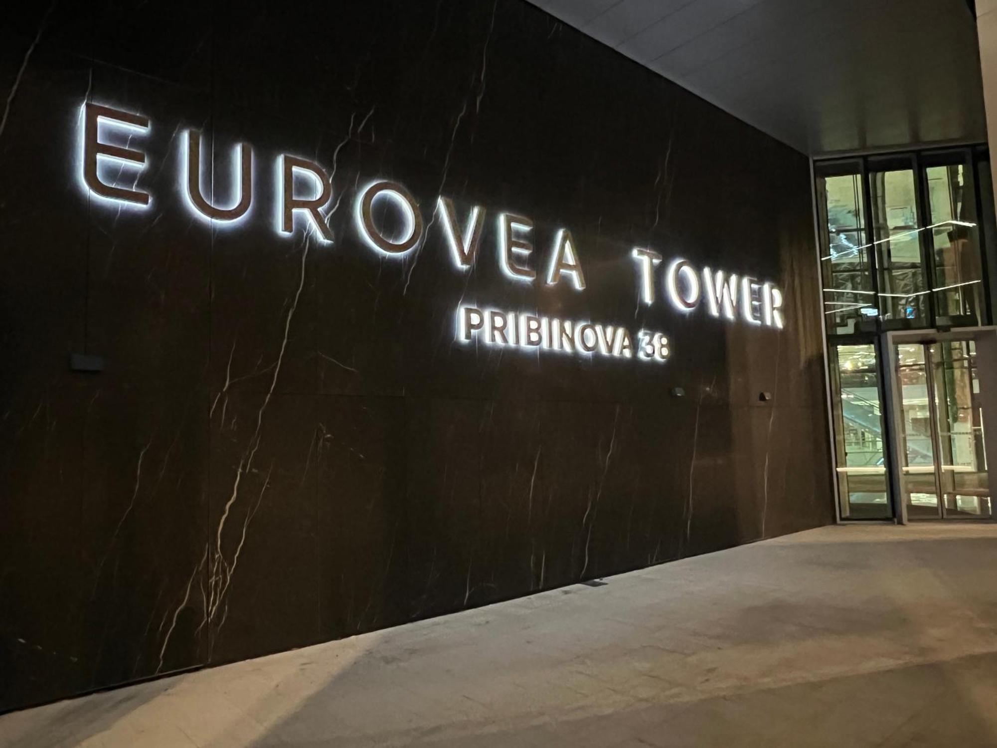 Nikas Eurovea Apartments - Free Parking Братислава Екстер'єр фото